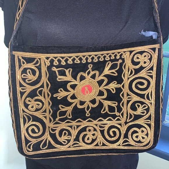 Vintage Velvet Gold Purse Pakistan - Picture 1 of 10